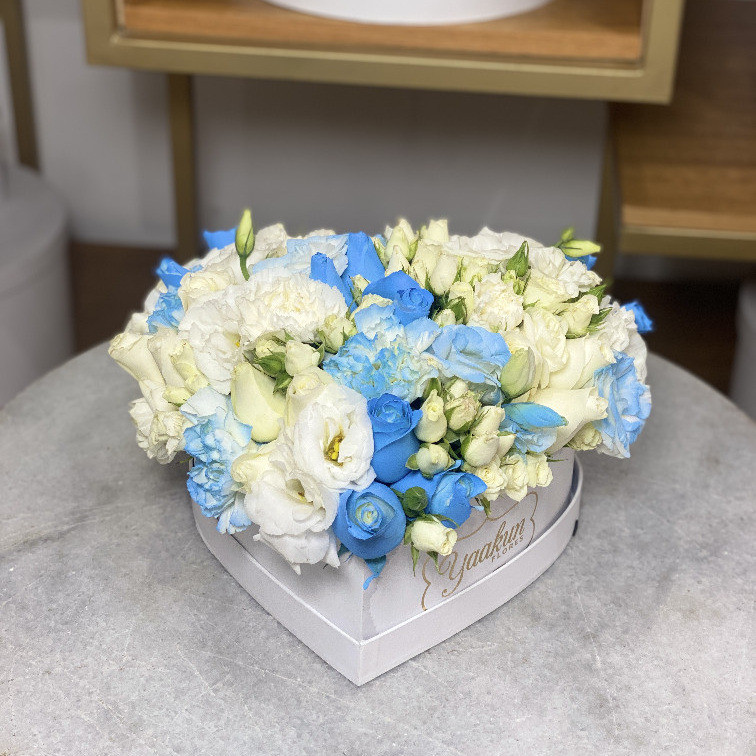 Caja blanca de corazón blanco mini con 24 rosas, baby rose, lisianthus con toques azules y blancos