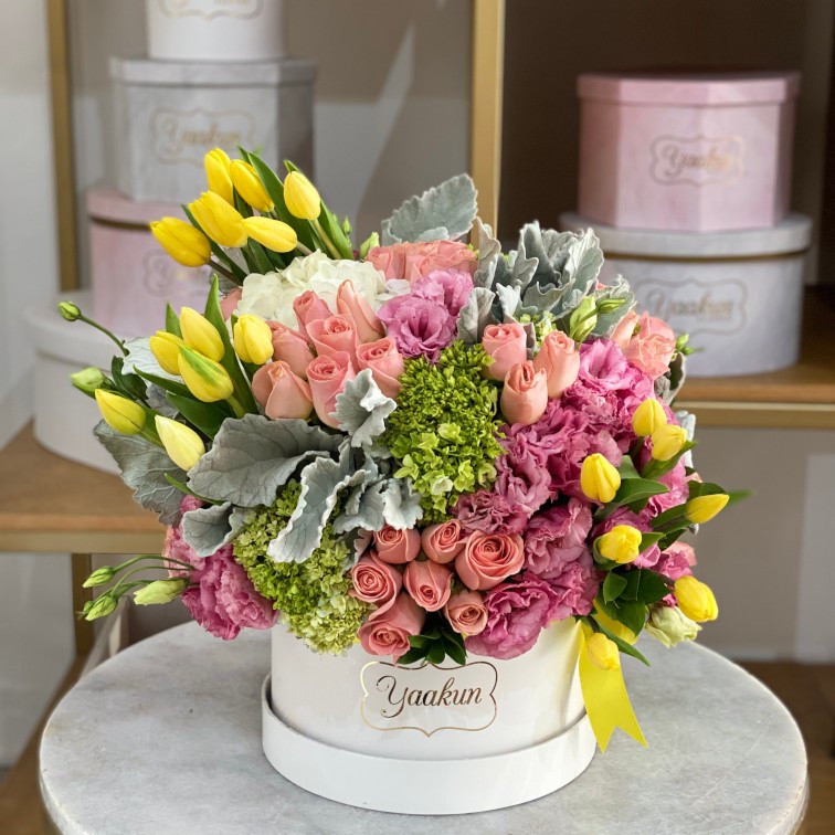 Caja circular blanca amor sweet con 20 tulipanes amarillos