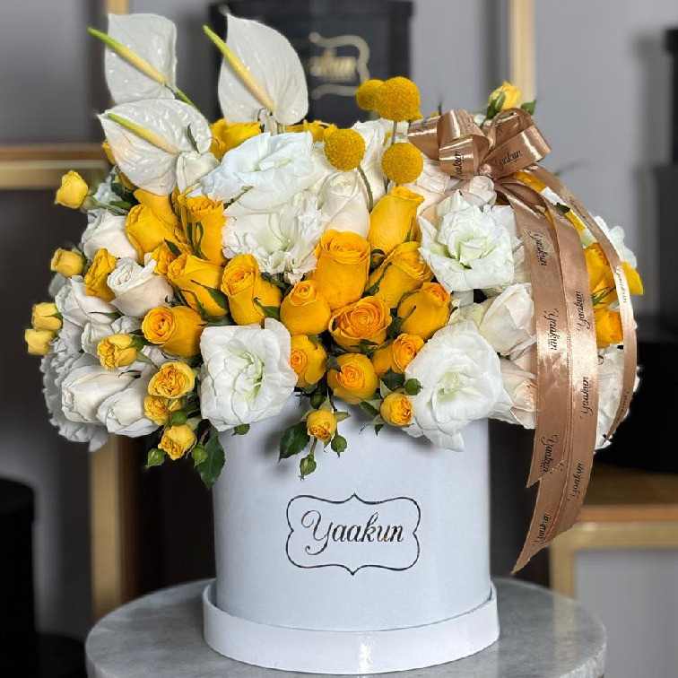 Caja circular blanca con 100 rosas, anturios y craspedias