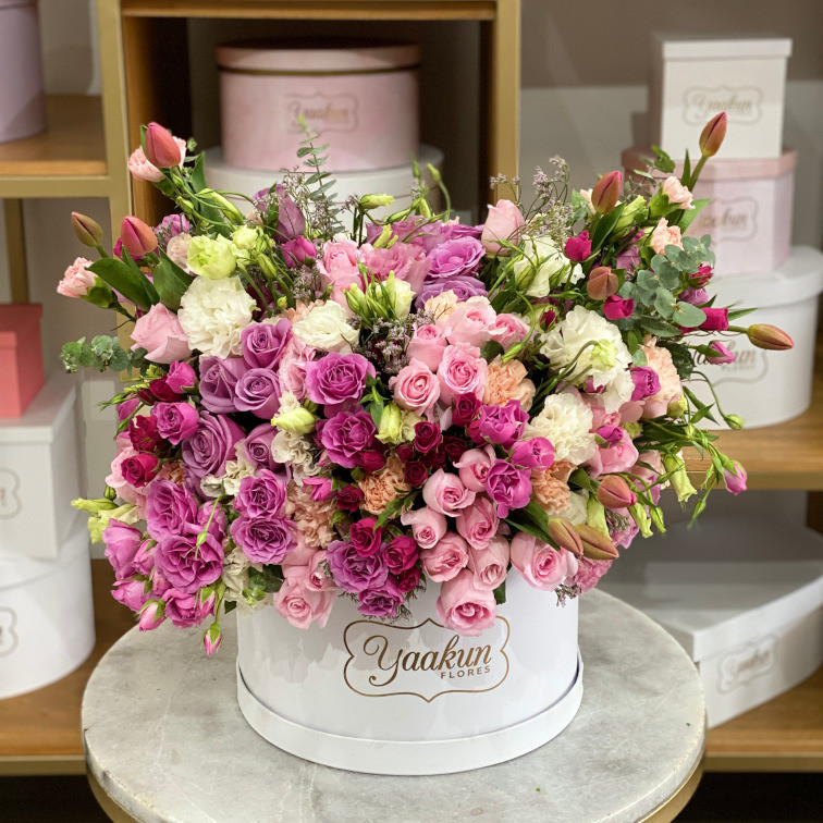 Caja circular blanca con 100 rosas, baby rose, clavel, 10 tulipanes y follajes