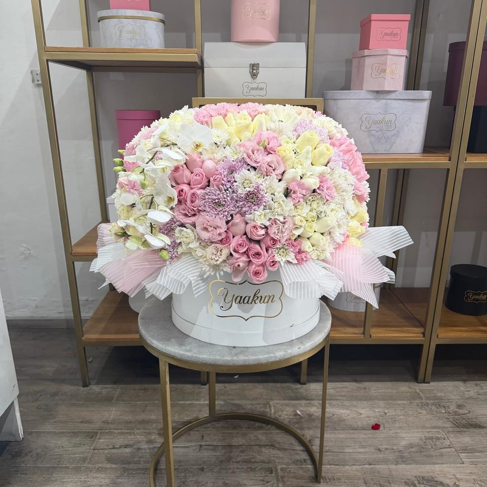 Caja circular blanca con 250 rosas, roxanas, new day, lisianthus y orquídeas