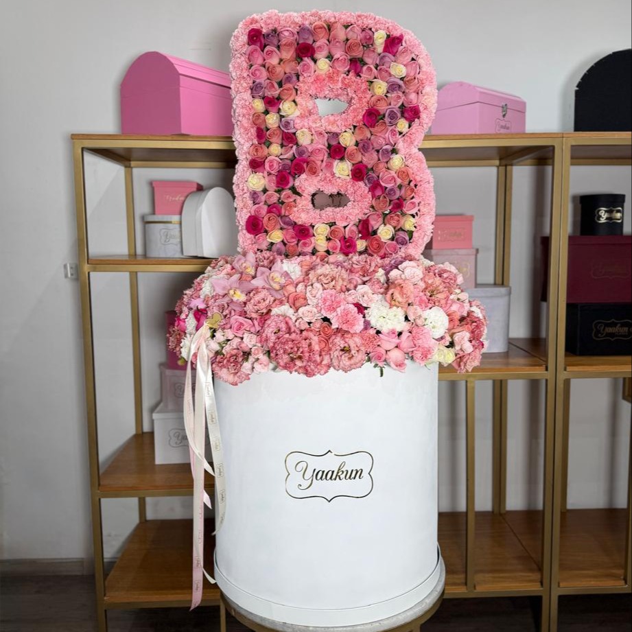 Caja circular blanca con 350 rosas,  lisianthus, baby rose, clavel