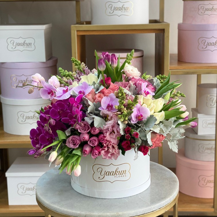 CAJA CIRCULAR BLANCA DE 100 ROSAS, 20 TULIPANES Y ORQUÍDEAS