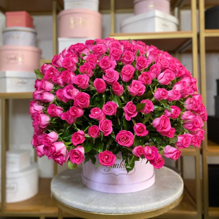 Caja circular lila con 300 rosas fucsias