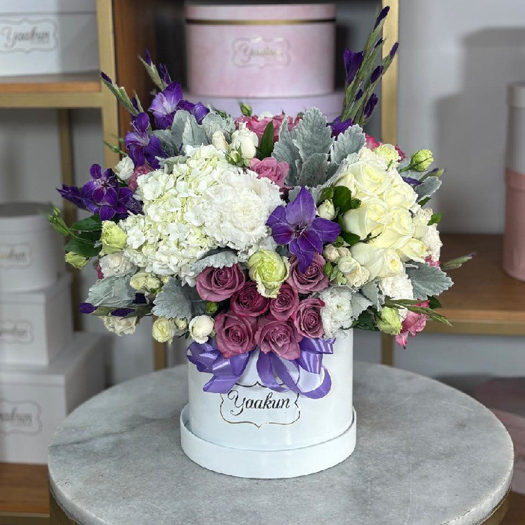 Caja circular mini blanca en tonos morados blancos y lilas