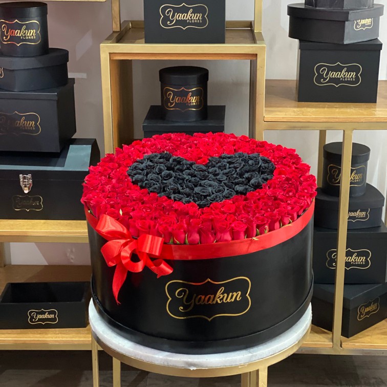 CAJA CIRCULAR NEGRA CON 300 ROSAS Y CORAZÓN NEGRO AL CENTRO