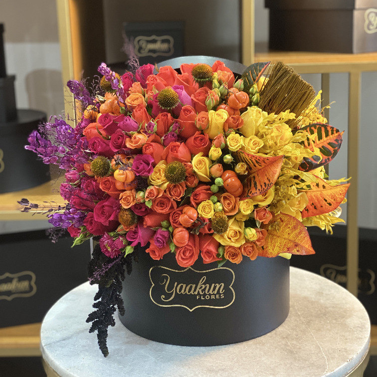 Caja circular negra con 75 rosas y follajes otoñal