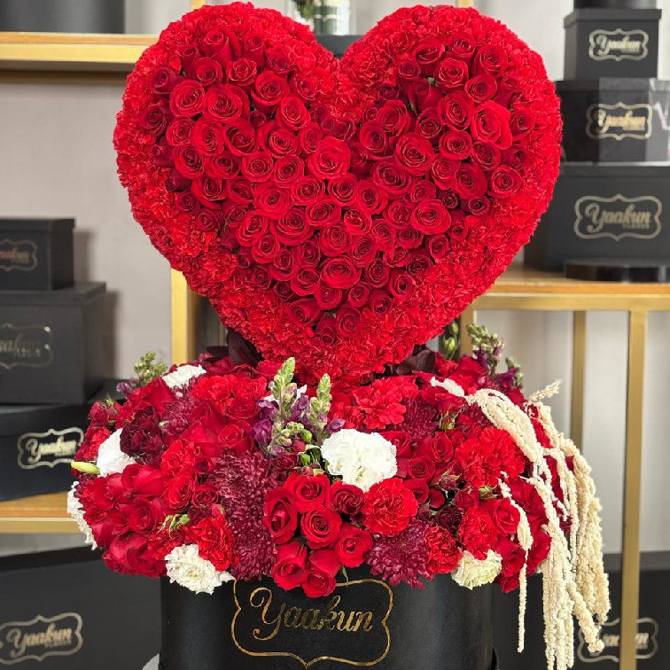 Caja circular negra con corazón con 350 rosas, clavel y follajes