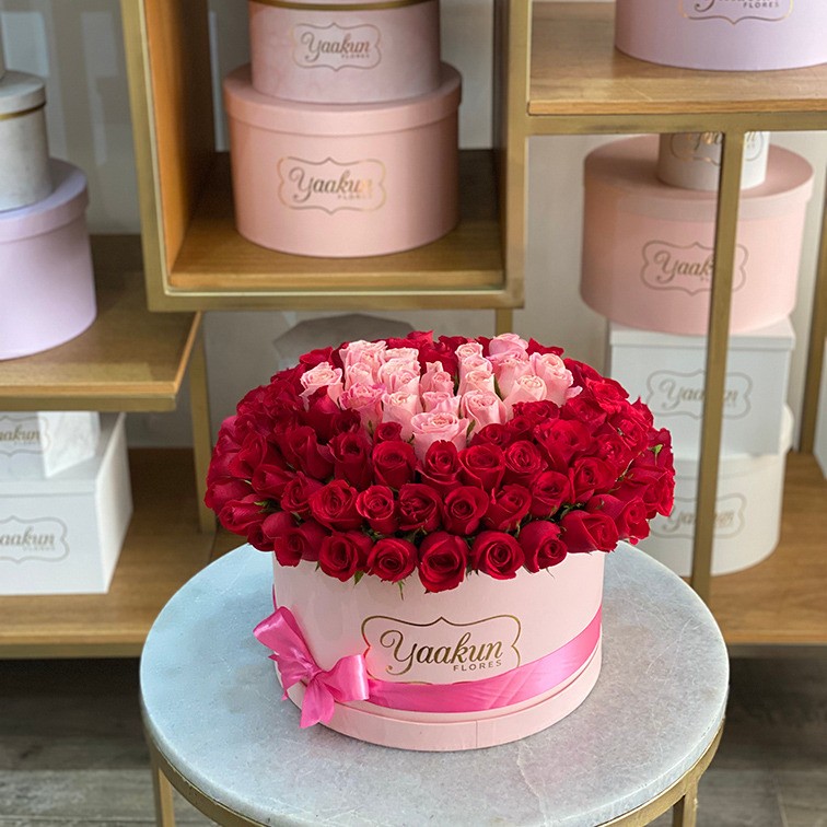 Caja circular rosa con 100 rosas amor pink