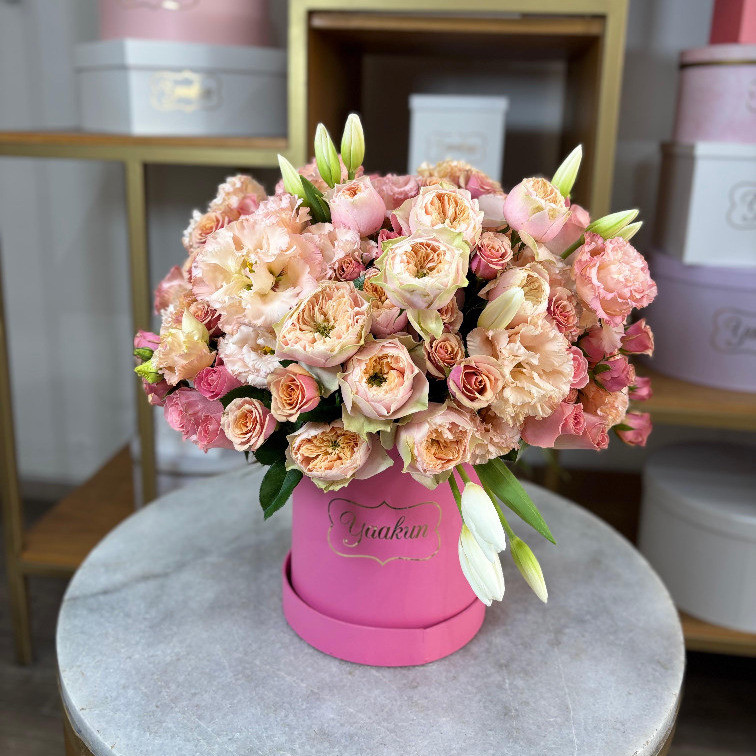 Caja circular rosa con 25 rosas, lisianthus, baby rose, tulipanes.