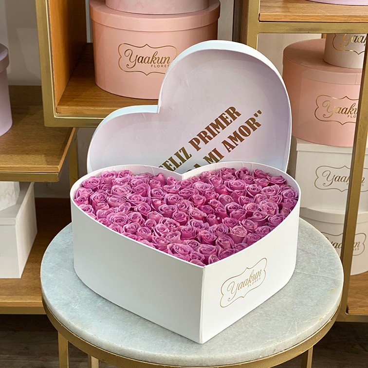 Caja corazon blanca de 100 rosas en tono lila