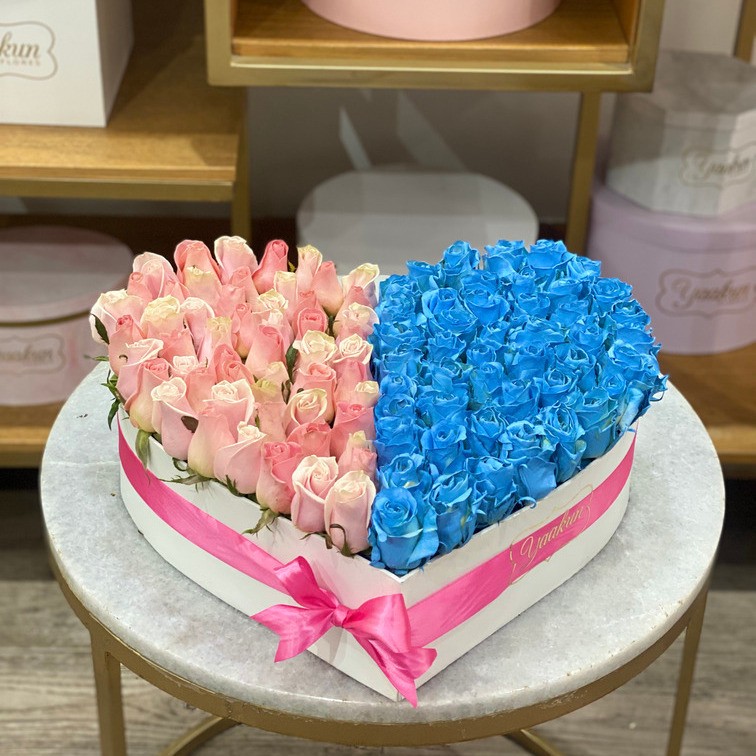 CAJA CORAZÓN BLANCA S/T CON ROSAS ROSITAS & AZULES