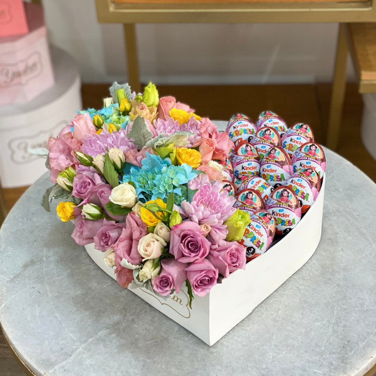 Caja corazón blanco mini s/t con flores mixtas & huevitos kínder