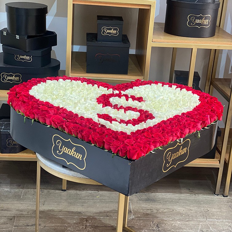 CAJA CORAZÓN CON 600 ROSAS