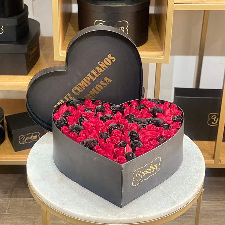 CAJA CORAZÓN NEGRO C/T 100 ROSAS ROJAS & NEGRAS