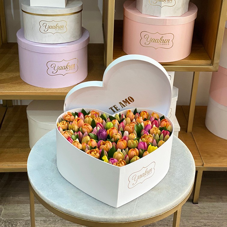 CAJA DE CORAZÓN BLANCA C/T CON 100 TULIPANES DE COLORES