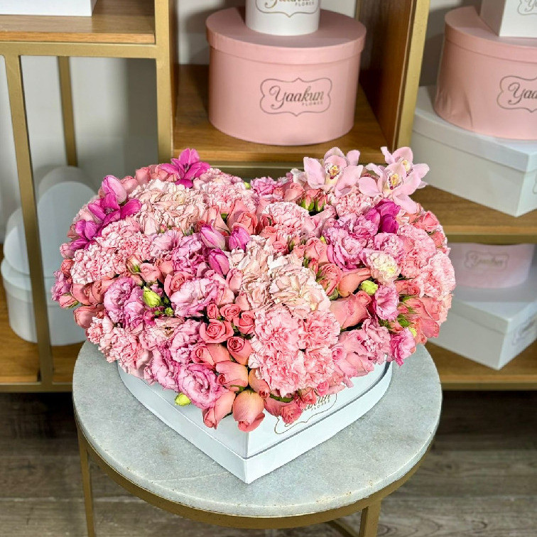 Caja de corazón blanca en tonos rosas 100 rosas & flores finas