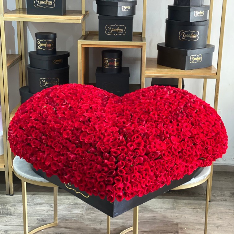 Caja de corazón negra con 1200 rosas rojas