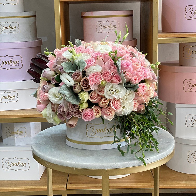 Caja ovalada blanca con 150 rosas en tono pastel toques safari y guny