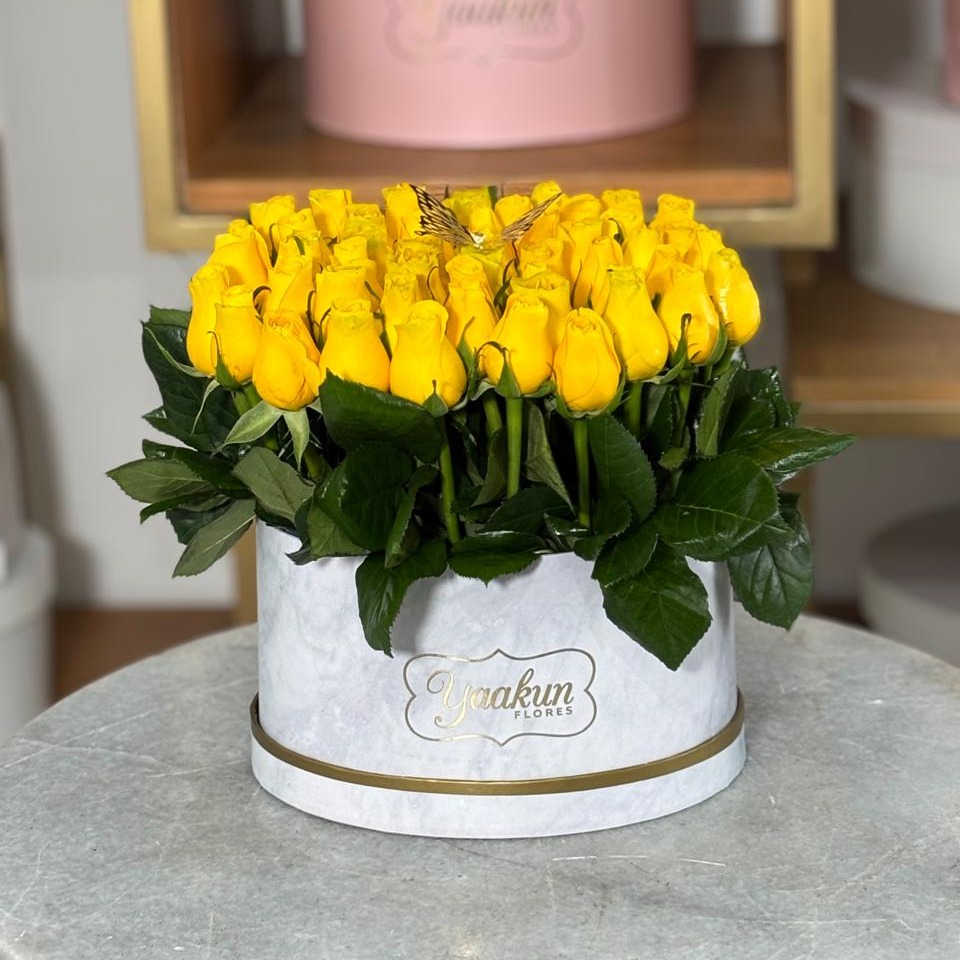 CAJA OVALADA BLANCA CON 45 ROSAS AMARILLAS ALTAS Y UNA MARIPOSA
