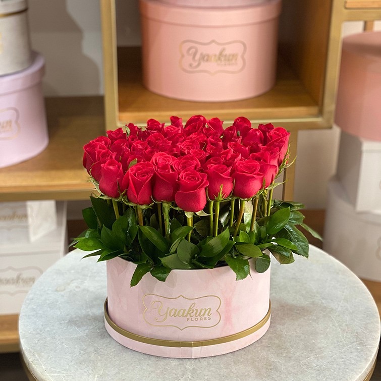 Caja ovalada rosita con 45 rosas amor jardín
