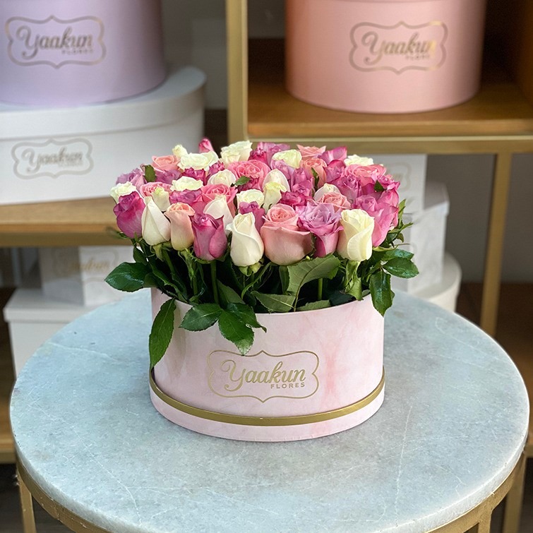 Caja ovalada rosita con 45 rosas te quiero jardín