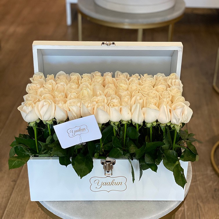 Cofre blanco con 70 rosas blancas garden