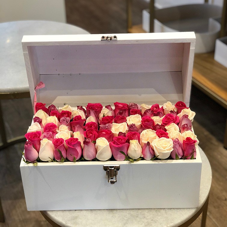 Cofre mediano blanco con 70 rosas botón te quiero