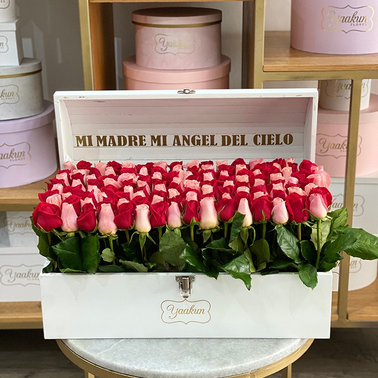 Cofre grande blanco con 130 rosas altas jardín red & pink