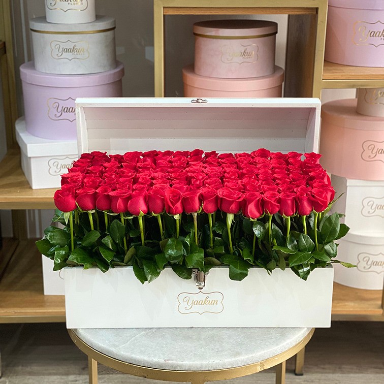 Cofre grande blanco con 130 rosas red garden