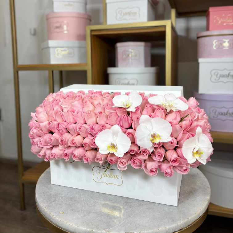 Cofre mediano blanco con 160 rosas rositas & phalenosis