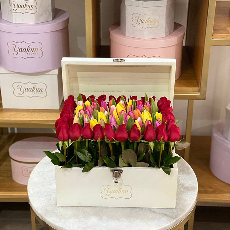 Cofre mediano blanco con 30 rosas y 50 tulipanes