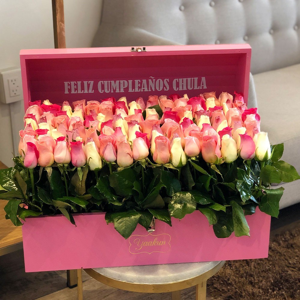 Cofre pink con 130 rosas altas jardín de colores