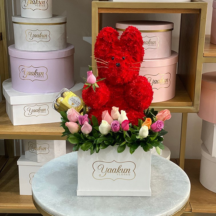 Conejo red en caja cuadrada blanca con ferrero