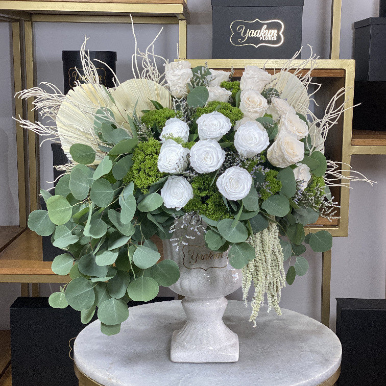 Copa romana con 20 rosas eternas blancas y follajes