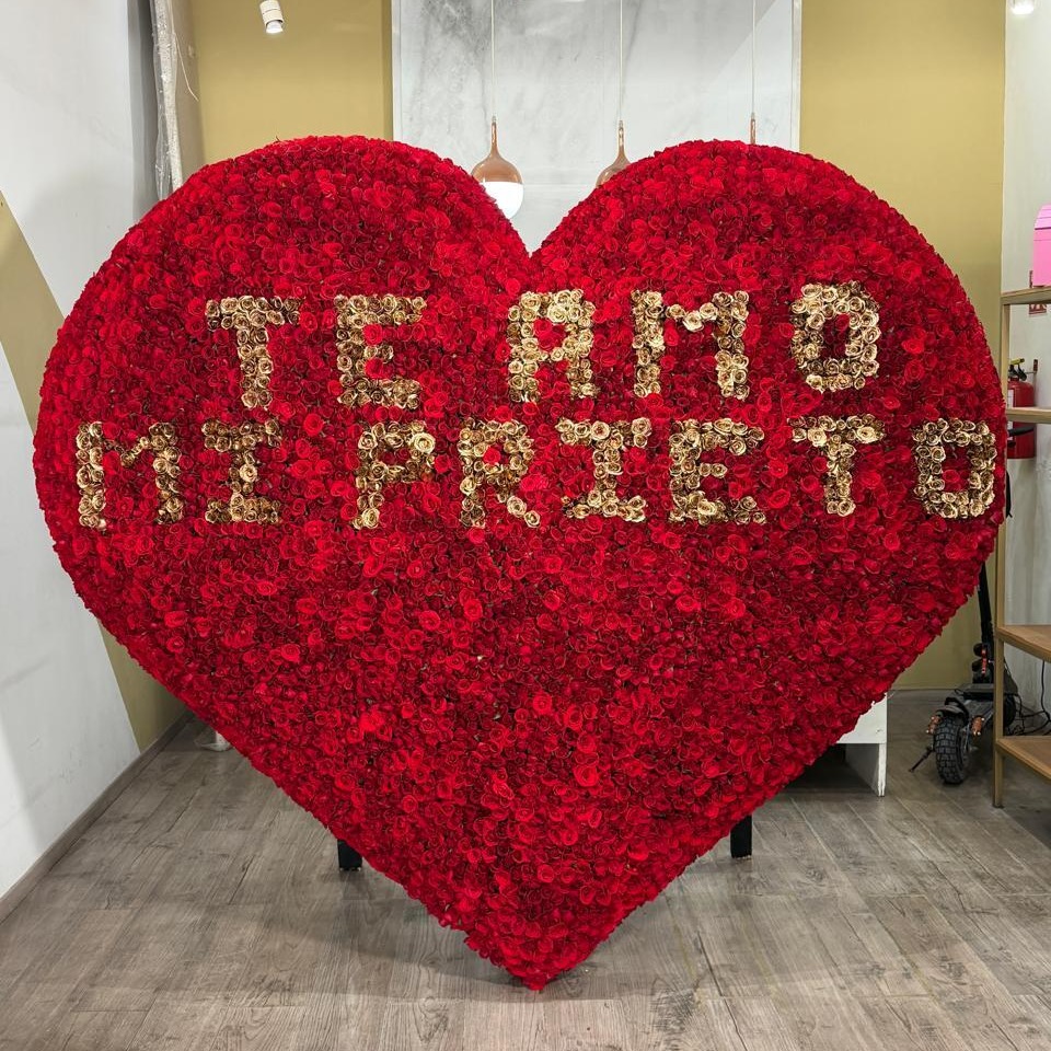 Corazón de 5000 rosas rojas