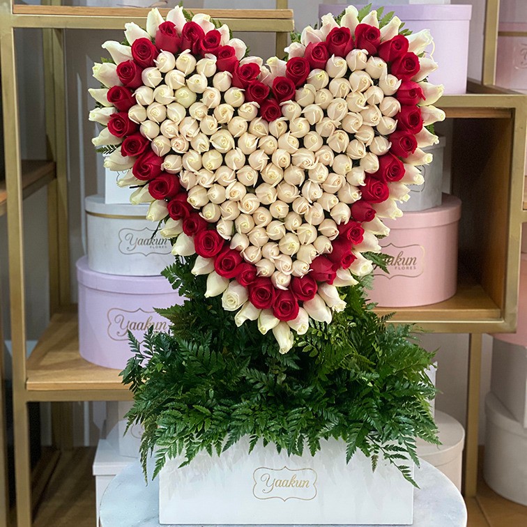 Corazón en escultura  de 200 rosas caja blanca corazón contorno rojo
