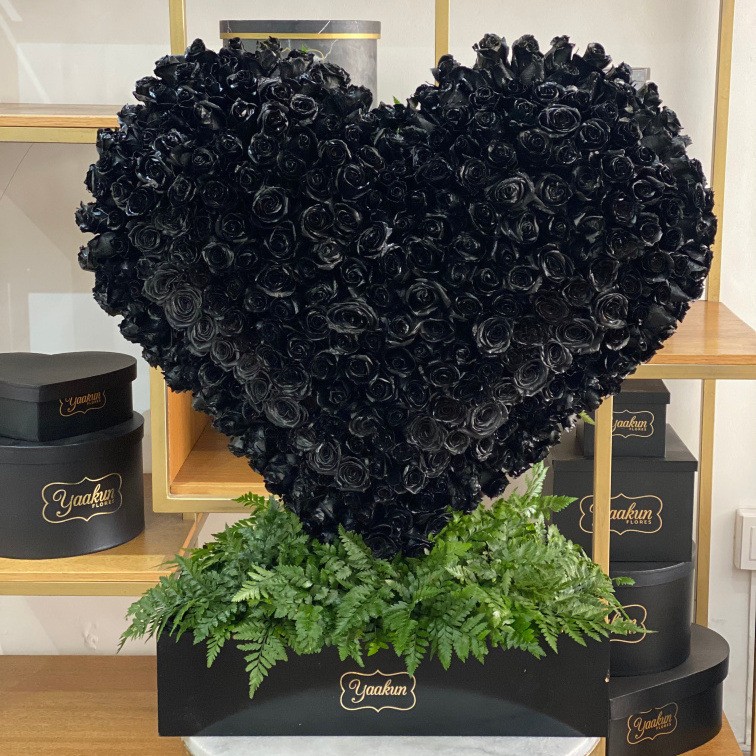 Corazón en escultura de 400 rosas negras parado en caja negra