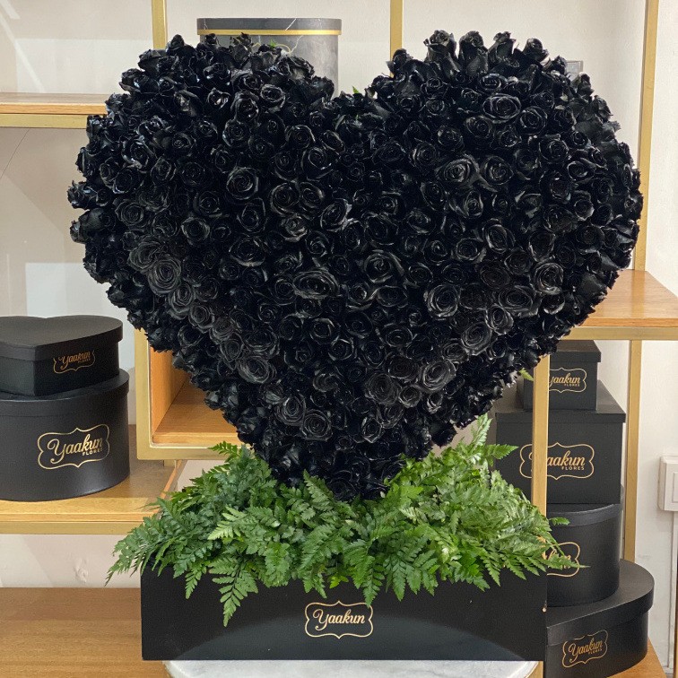 CORAZÓN EN ESCULTURA DE 400 ROSAS NEGRAS PARADO EN CAJA NEGRA
