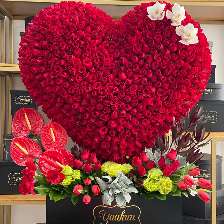 CORAZON EN ESCULTURA DE 800 ROSAS ROJAS Y JARDIN EN LA BASE