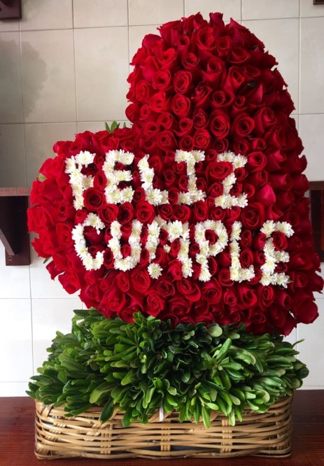 Corazón de 250 rosas en canasta corazón inclinado feliz ...