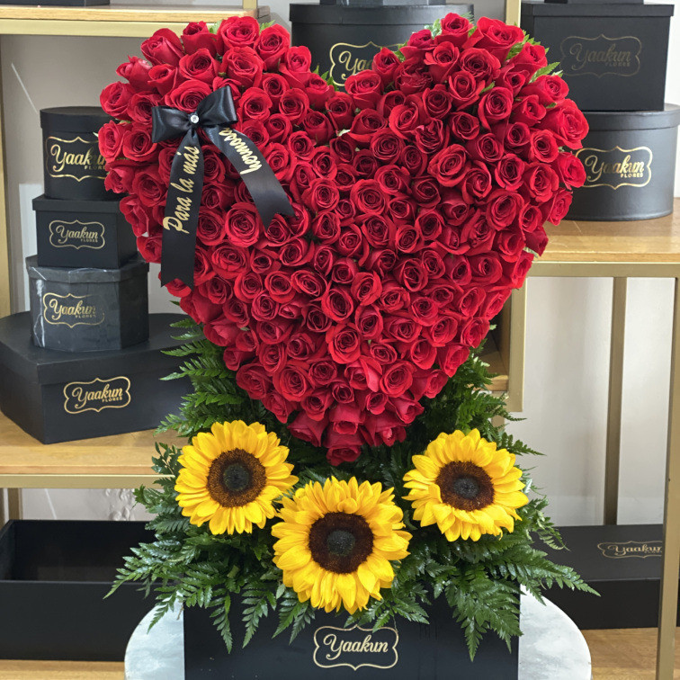 Escultura de 150 rosas rojas en forma de corazón con 3 girasoles en caja negra y moño
