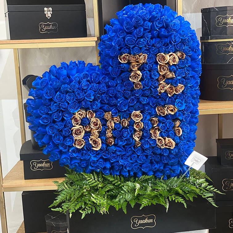 ESCULTURA DE CORAZÓN 400 ROSAS AZULES Y TE AMO DORADO EN CAJA NEGRA