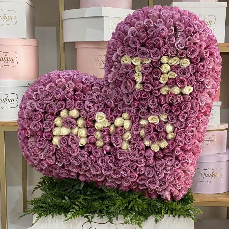 Escultura de corazon de 500 rosas lilas te amo en caja blanca