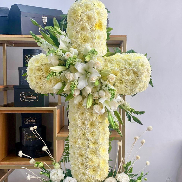 Escultura de cruz siempre te recordaremos