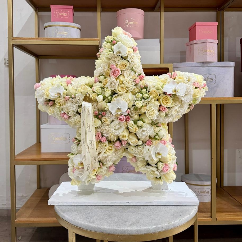Escultura de estrella blanca con toques rositas