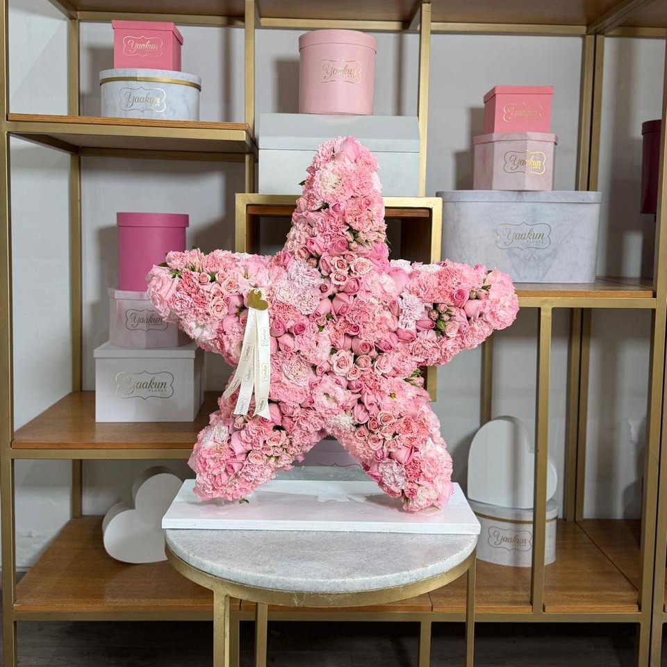 Escultura de estrella en tonos rosas