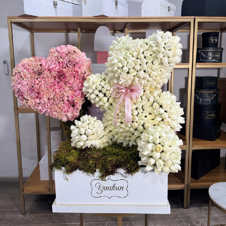 Escultura de oso blanco con corazón rosita de flores finas en caja blanca