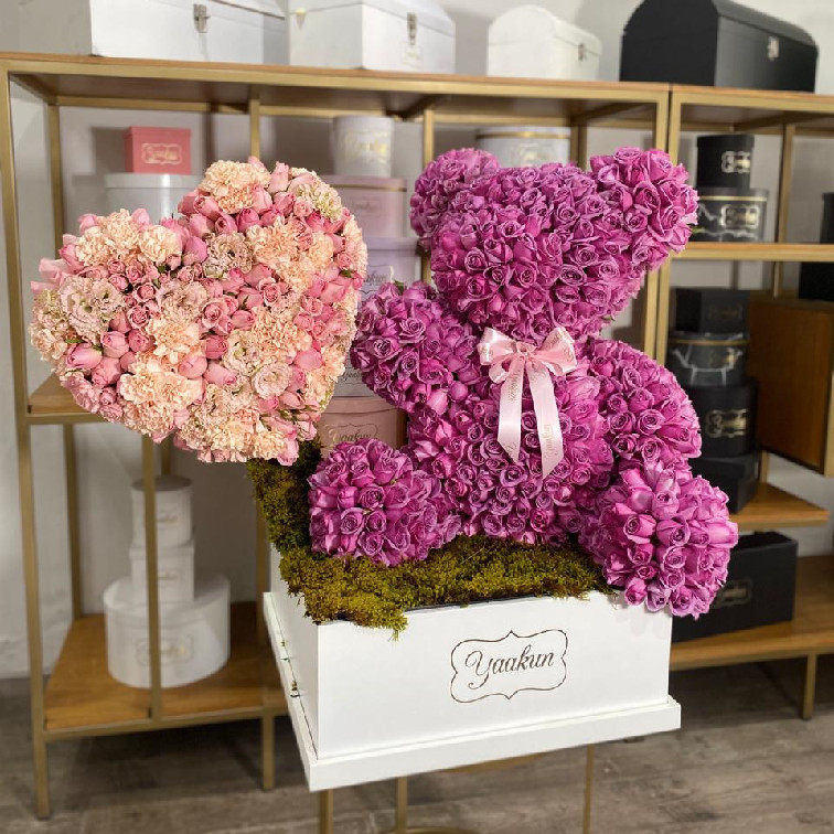 Escultura de oso con corazón de flores finas en caja cuadrada blanca