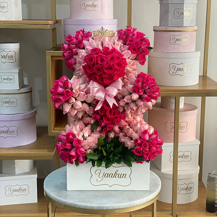 Escultura de oso de 450 rosas mi princesa en caja blanca